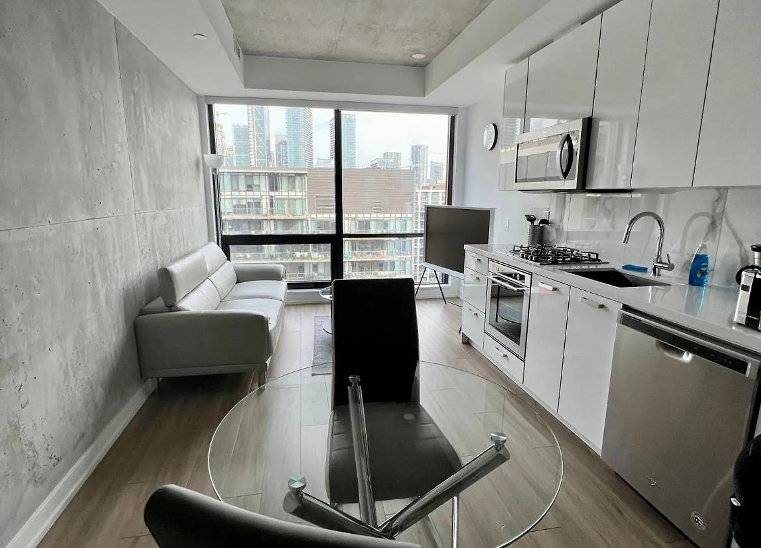 Stunning Open Layout Loft Apartment In Perfect Location Toronto