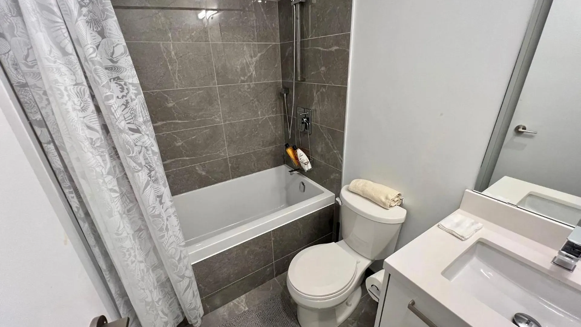 Stunning Open Layout Loft Apartment In Perfect Location Toronto